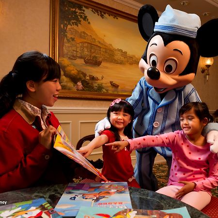 Hong Kong Disneyland Hotel Tsuen Wan  Exterior photo A cast member of Hong Kong Disneyland Resort