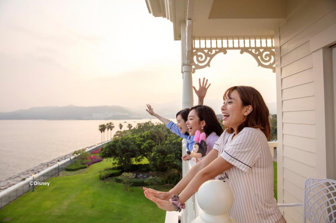 Hong Kong Disneyland Hotel Tsuen Wan  Exterior photo A family at the Evian Resort