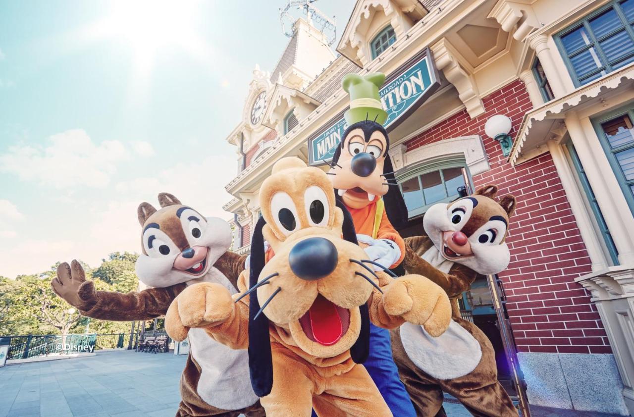Hong Kong Disneyland Hotel Tsuen Wan  Exterior photo Goofy, Pluto, Chip and Dale at Tokyo Disneyland