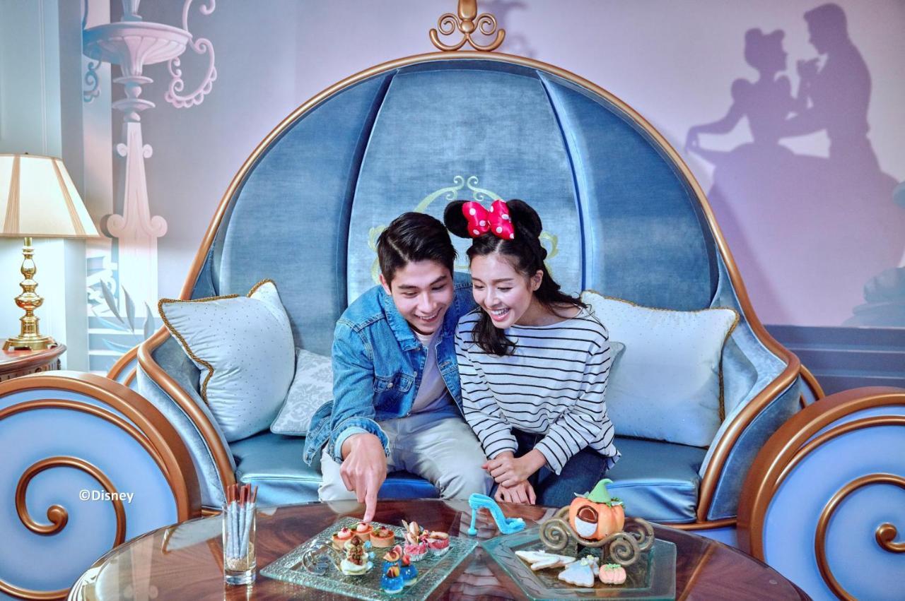 Hong Kong Disneyland Hotel Tsuen Wan  Exterior photo Guests enjoying the food at the restaurant
