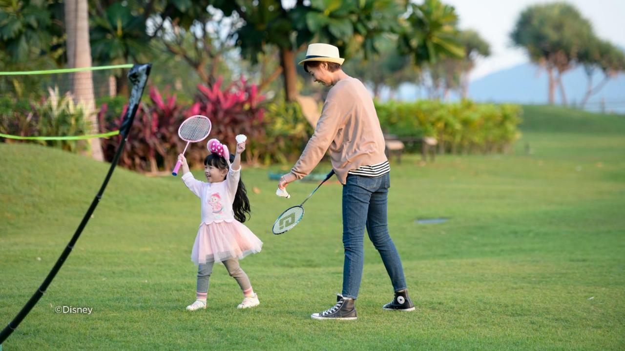 Hong Kong Disneyland Hotel Tsuen Wan  Exterior photo Lee Byung-hun and his daughter Lee Geu-ri in 2016