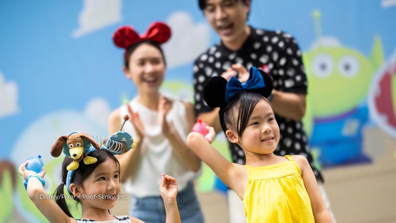Hong Kong Disneyland Hotel Tsuen Wan  Exterior photo Guests at the opening of Shanghai Disneyland Resort