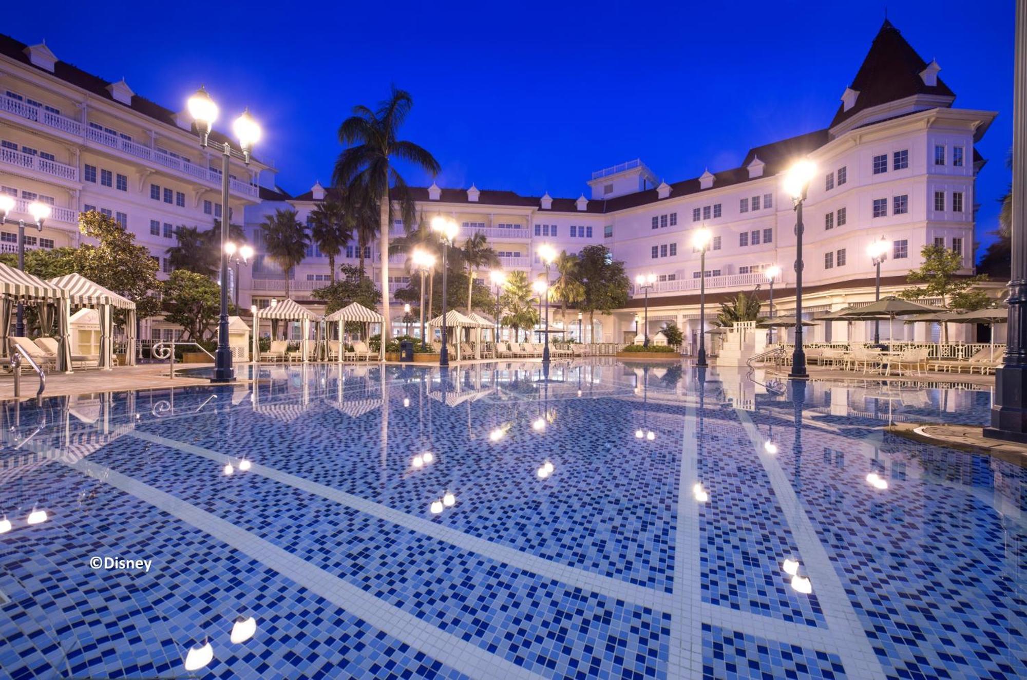 Hong Kong Disneyland Hotel Tsuen Wan  Exterior photo The Hotel's main pool