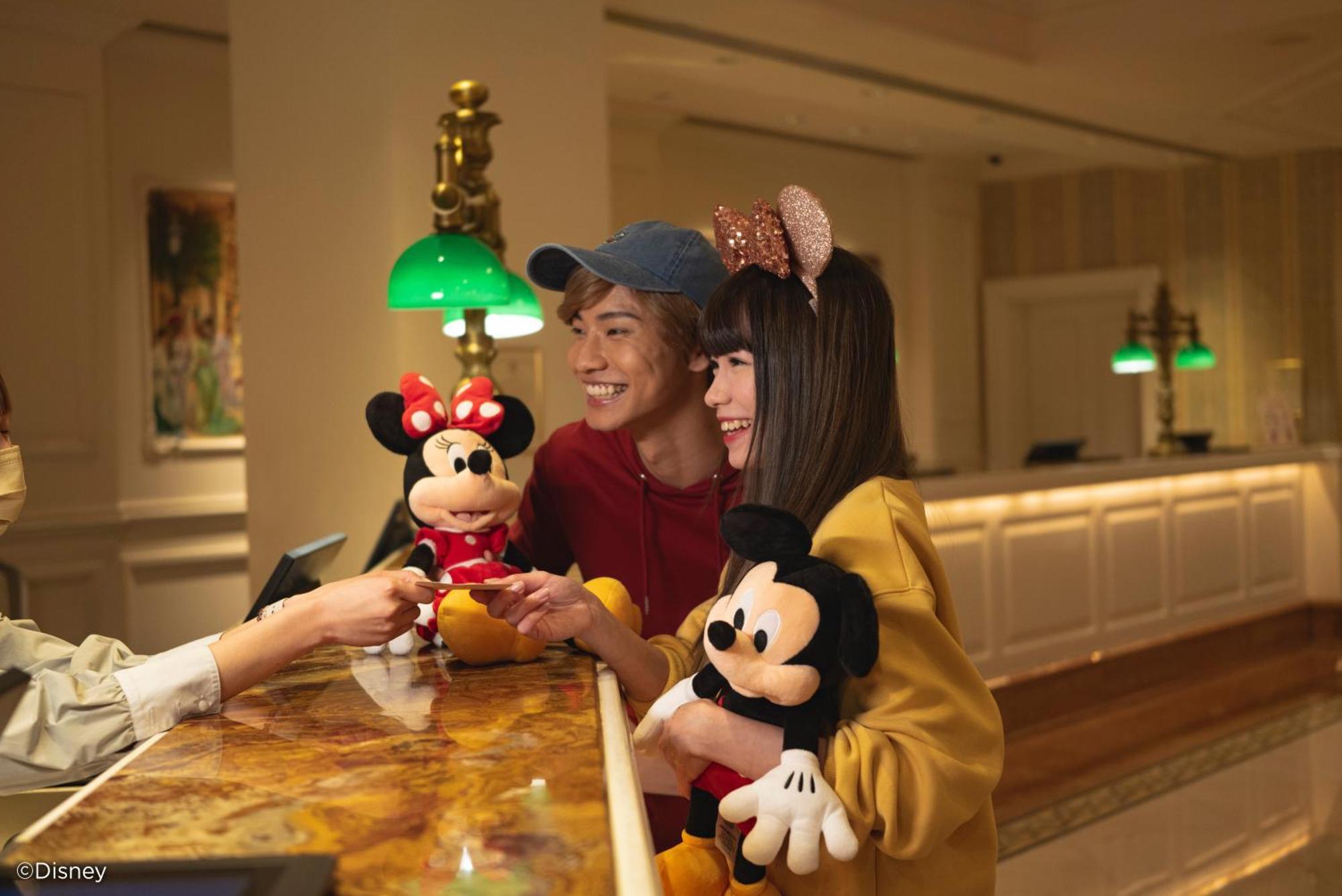 Hong Kong Disneyland Hotel Tsuen Wan  Exterior photo Guests at the hotel