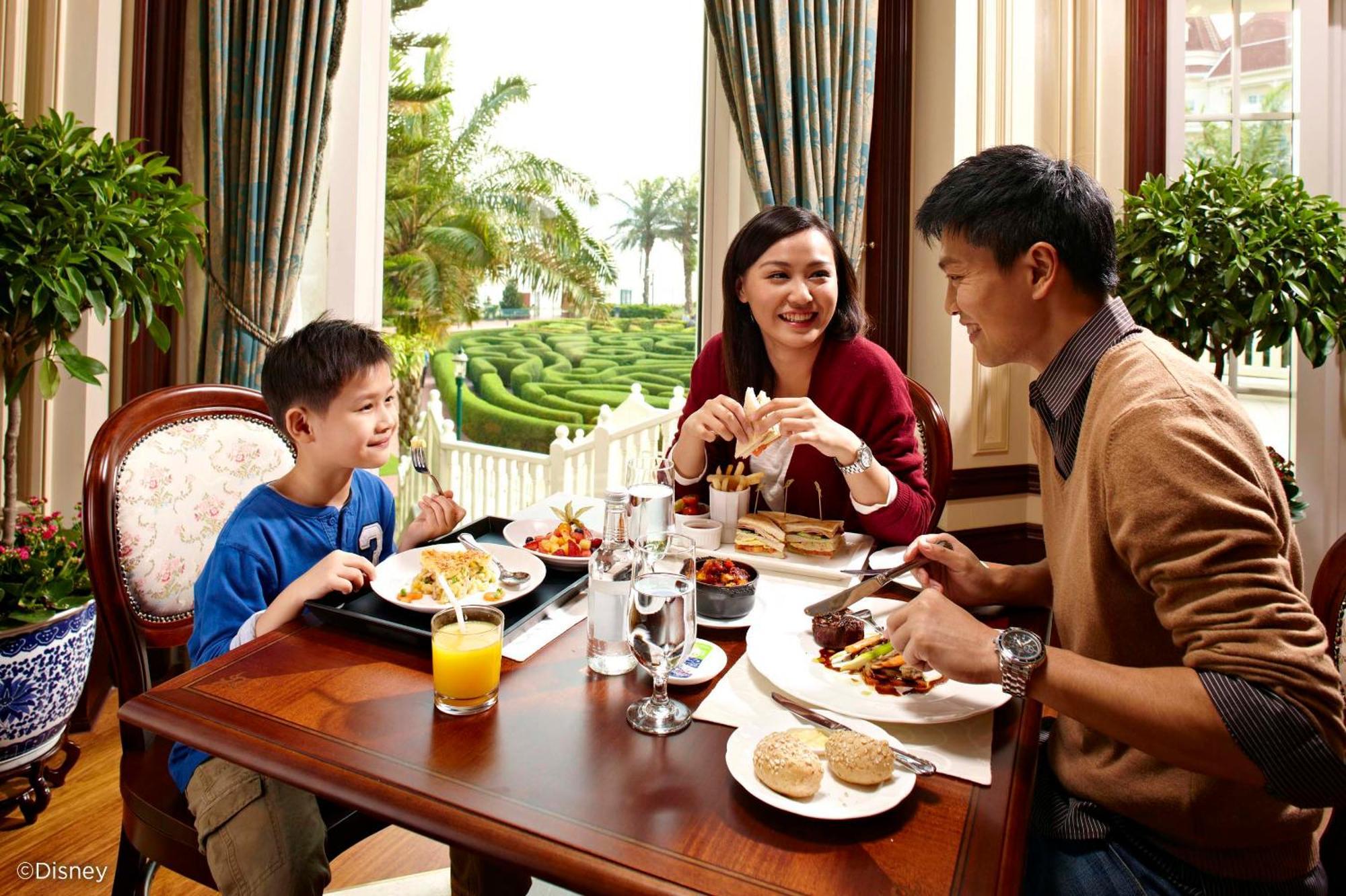 Hong Kong Disneyland Hotel Tsuen Wan  Exterior photo Family dining at the hotel