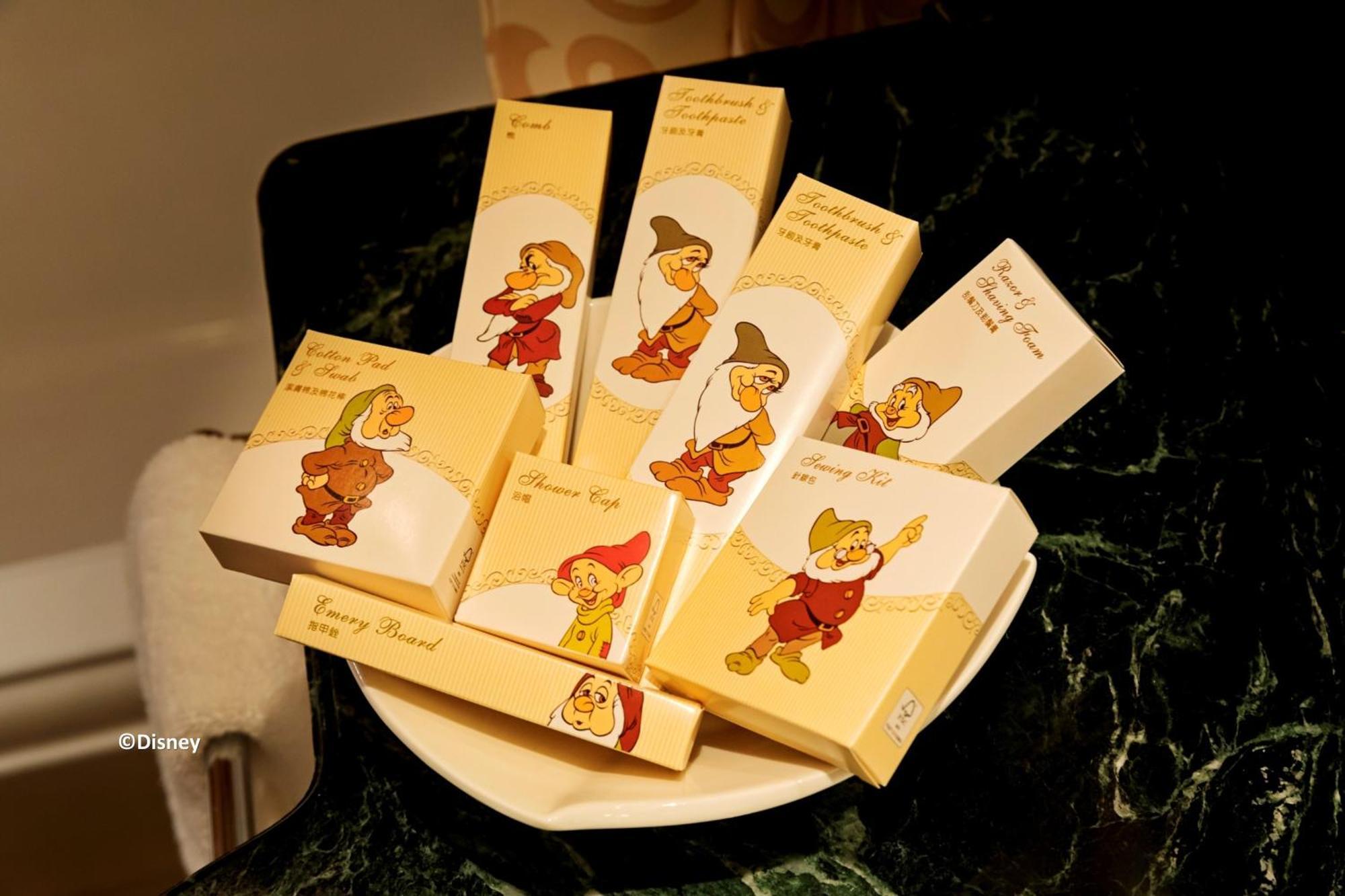 Hong Kong Disneyland Hotel Tsuen Wan  Room photo A collection of the books